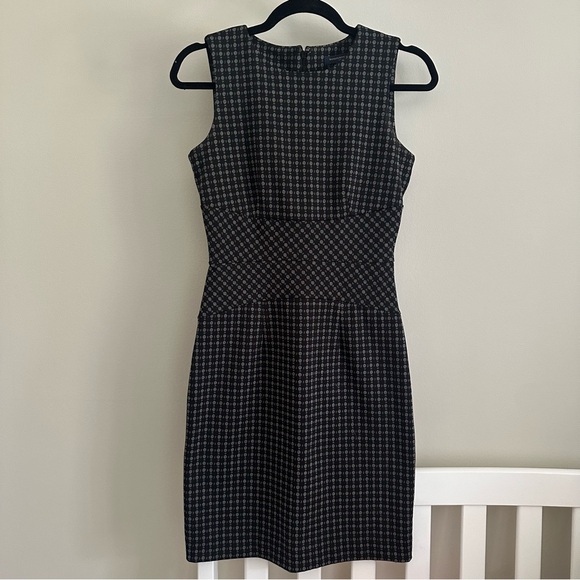EUC Banana Republic wool shift dress. Size 0 - Picture 1 of 3
